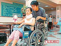 林依晨（左）戲中脖子受傷，戲外雙腿瘀血。  2003.08.17 蘋果日報