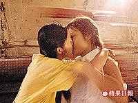 林依晨（左）與導演王毓雅在《飛躍情海》中有激吻戲份。  2003.09.29 蘋果日報