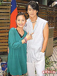 林依晨（左）、張天霖是最佳銀幕情侶搭檔。傑星提供    2003.10.22 蘋果日報