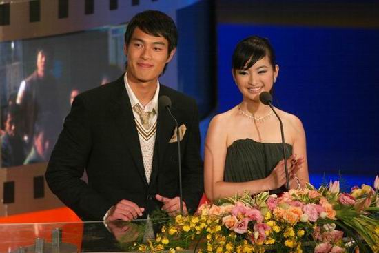 2004.12.04 [新浪]杨佑宁林依晨颁奖