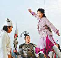 2005.02.19 [民生報] 被謫至凡間的林依晨(右)，經常要吊鋼絲。唐人電影／提供