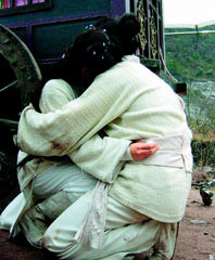 2005.05.09 [民生報]胡歌（右）與林依晨不顧四周工作人員，緊緊相擁。唐人電影／提供