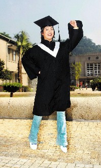 2005.06.05 [民生報]藝人林依晨4年來學業事業兩頭拚，開心的戴上政大學士方帽。（記者周永受／攝影）