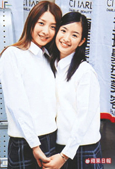 和許瑋倫（左）因戲結為好友。  2005.08.30 蘋果日報