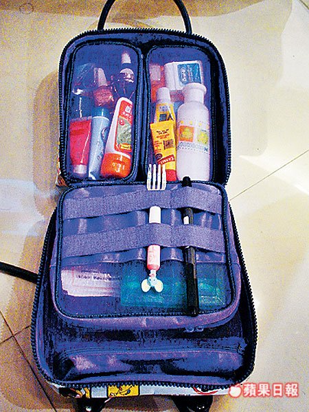 林依晨有個萬用包,非常整齊地分裝生活用品。杜偉莉攝 2005.09.10 蘋果日報 林依晨有個萬用包,非常整齊地分裝生活用品。杜偉莉攝 2005.09.10 蘋果日報