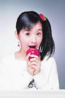 林依晨拍代言廣告,展現了如新鮮水果般的可愛表情,表現出果漾女孩般甜美和淘氣。 林依晨拍代言廣告,展現了如新鮮水果般的可愛表情,表現出果漾女孩般甜美和淘氣。