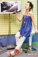 林依晨昨出席大電視生活館開幕,試唱影音設備。 鄭孟晃攝 林依晨昨出席大電視生活館開幕,試唱影音設備。 鄭孟晃攝