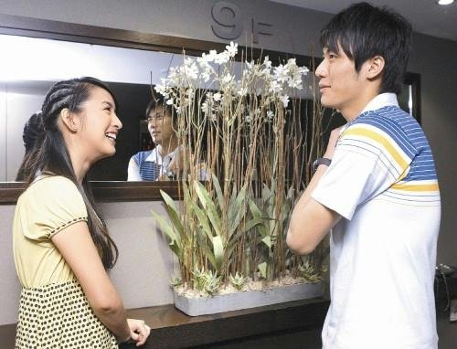 林依晨(左)半夜探班,笑問張睿家愛男人還是愛女人.記者陳俊吉/攝影