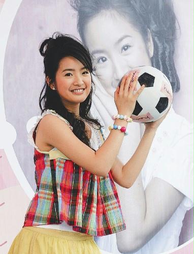 林依晨出席開架式保養品慶功活動，由於林依晨的代言，讓該銷量一路攀升，廠商特舉辦林依晨與影迷的見面會。記者陳俊吉／攝影 2006.06.17