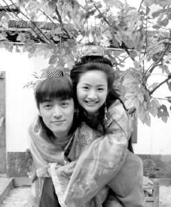 2006.07.21 东方娱乐 图片说明：胡歌林依晨还能玩出什么新花样？