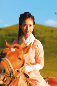 2006.08.29[udn]林依晨的圓臉瘦成了瓜子臉，變成小女人。唐人電影／提供